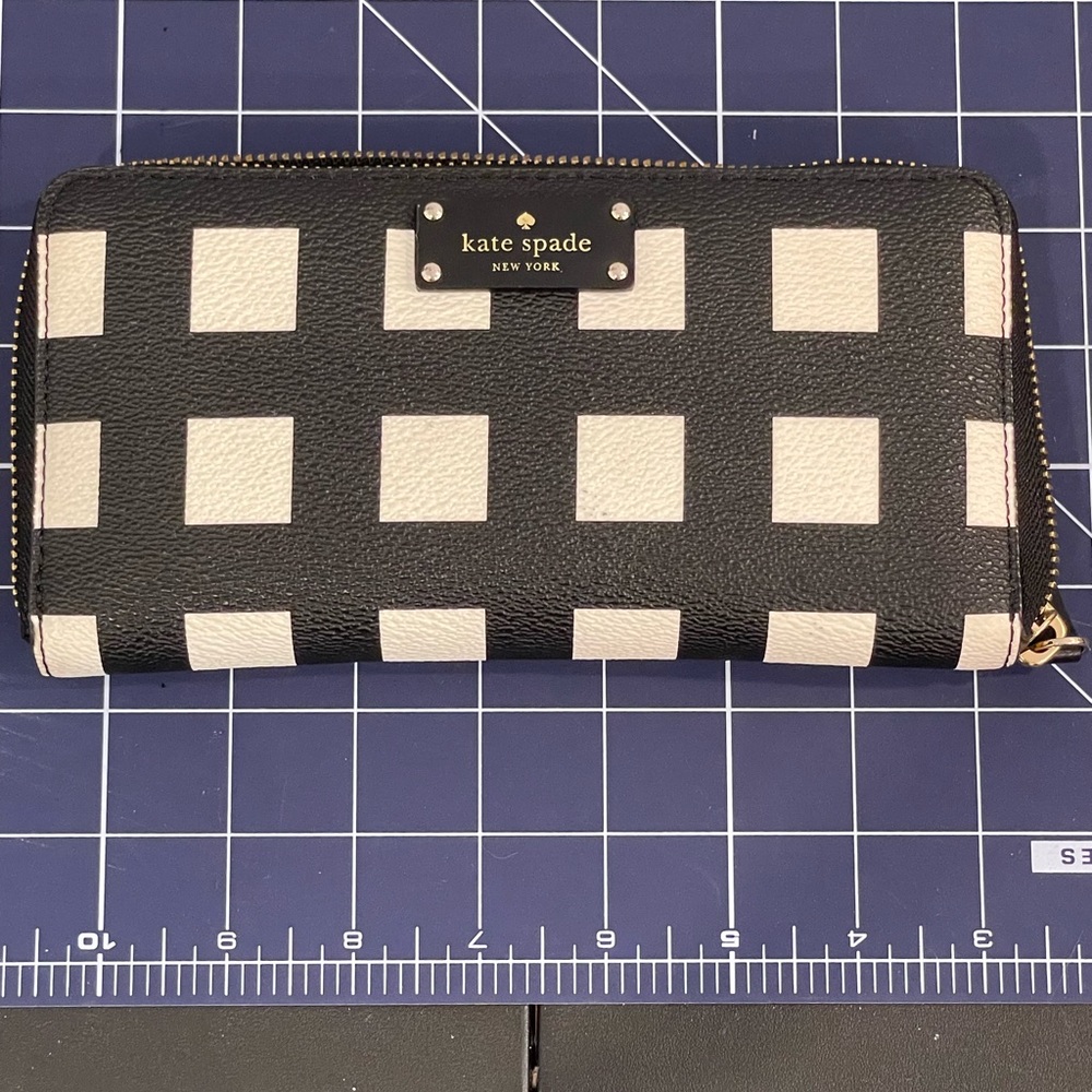Authentic Kate Spade large checkered wallet. Like new. Make an offer.